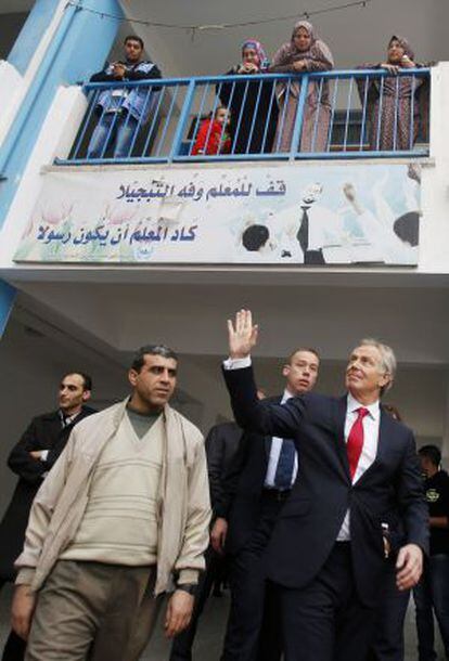 Blair sale de una escuela de la ONU en Gaza, el pasado febrero.