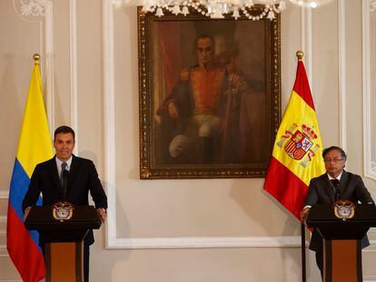 El presidente del gobierno de España Pedro Sánchez, a la izquierda, junto al presidente de Colombia Gustavo Petro, a la derecha, este miércoles en Bogotá (Colombia).