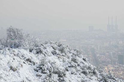 Vista de la ciudad de Barcelona nevada.