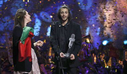 Salvador Sobral, con su hermana sobre el escenario de Eurovisión.
