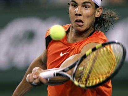 Rafael Nadal devuelve, forzado, una pelota a Marcos Baghdatis.