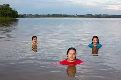 Andrea Velázquez, Edith Salazar y Liudmila Lemus, compañeras de pesca en la ciénaga grande de Barrancabermeja (Colombia).