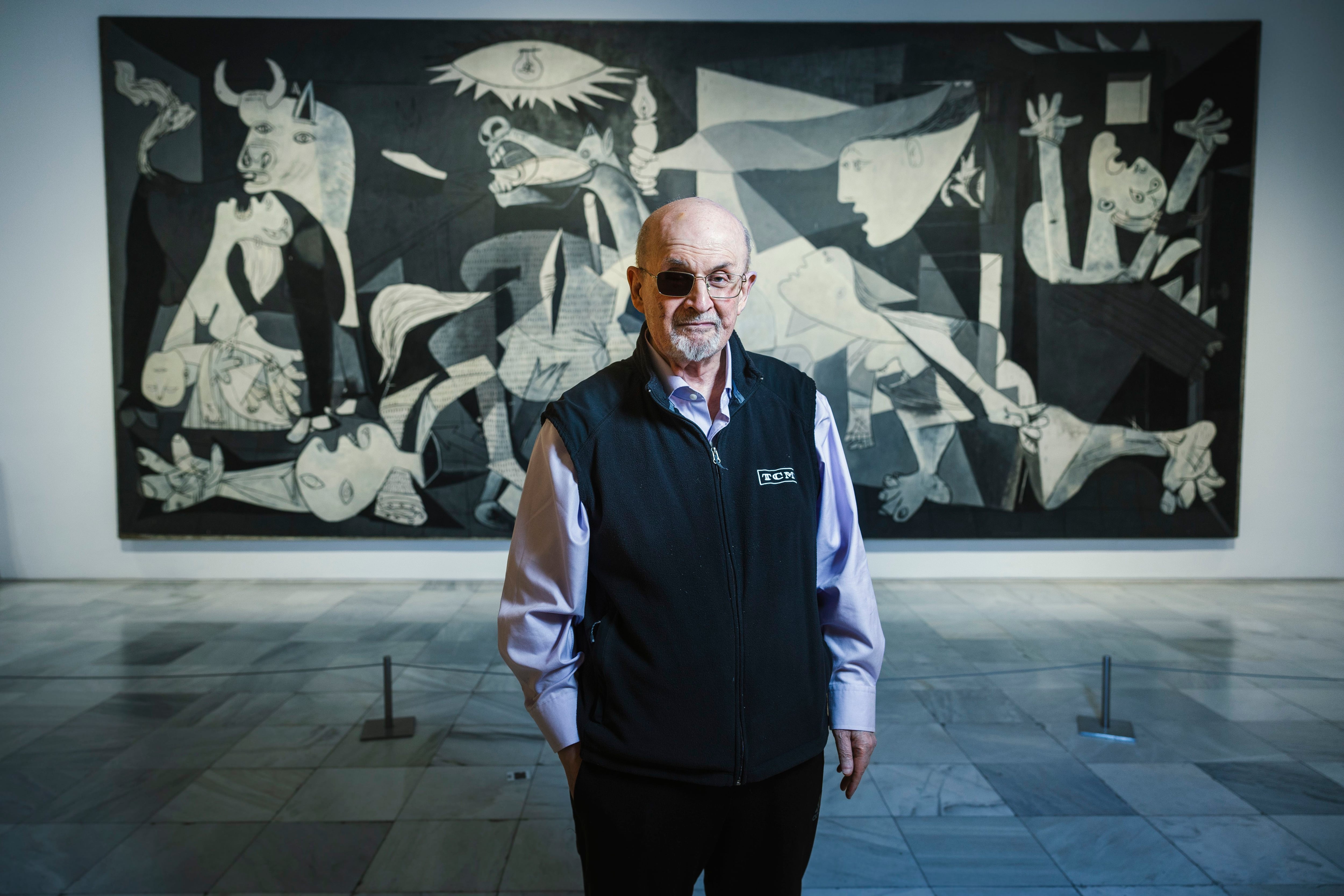 Salman Rushdie comparó las obras maestras de El Prado y Reina Sofía con los tiempos modernos, afirmando que “Guernica” sigue siendo relevante mientras las bombas siguen cayendo.