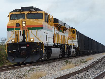 Un tren transporta 150 vagones llenos de carbón, desde Cerrejón hacia Puerto Bolívar, en 2017.