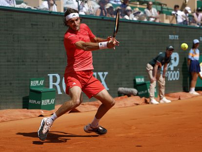 Tsitsipas golpea la pelota durante el partido contra Khachanov en Montecarlo.