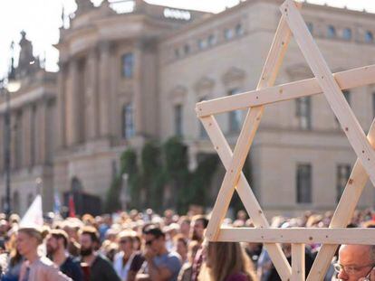 Manifestación contra el antisemitismo en Berlín, este domingo.