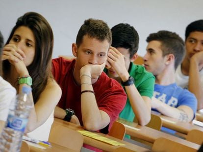 Estudiantes, ante una prueba de selectividad en Barcelona.