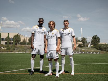 Cantabria Labs, en colaboración con el Real Madrid CF, ha presentado su nueva campaña con la que pretende concienciar sobre la importancia de cuidar la salud de la piel promoviendo una vida saludable bajo el sol. En esta ocasión, los protagonistas son los futbolistas del equipo blanco Antonio Rüdiger, Luka Modrić y Fede Valverde (en la foto). La acción se enmarca dentro de la campaña Déjate la piel en lo importante, protégete del sol, que la firma lanzó en 2020 junto a su embajador, Rafa Nadal.