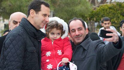 El presidente sirio, Bachar el Asad, durante una visita a una iglesia el d&iacute;a de Navidad.