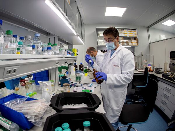 Trabajadores en los laboratorios de la empresa Algenex, dedicada a la producción de vacunas.