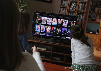 Una familia ve la television de una plataforma de pago.