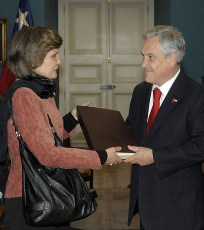 La presidenta de la Comisión Valech, María Luisa Sepúlveda, entrega al presidente chileno, Sebastián Piñera, la segunda versión de un informe sobre violaciones de derechos humanos durante la dictadura.
