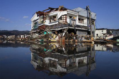 Un ciudadano contempla la devastación causada por el terremoto y el tsunami desde las ruinas de su casa, en Kesennuma.