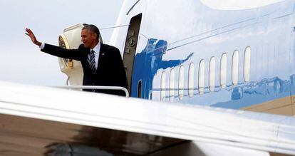 Obama saluda el lunes desde el avi&oacute;n presidencial en San Diego, California 