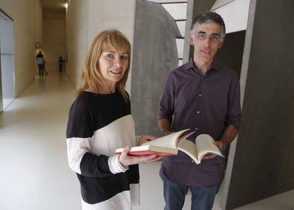 La exetarra Carmen Gisasola y el periodista Humberto Unzueta, durante la presentación de un libro sobre la 'vía Nanclares', este viernes en San Sebastián.