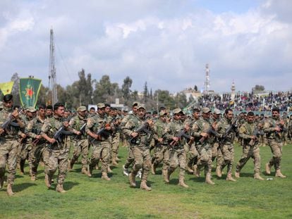 Soldados de la milicia kurdosiria YPG participan en un desfile para conmemorar la victoria frente al Estado Islámico el pasado marzo en Qamishlo, noreste de Siria.