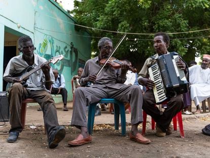 Se cumple un año del inicio de la guerra en Sudán. En este tiempo en los campos de refugiados del país se han realizado actividades culturales, como teatro o actuaciones musicales, para hacer más llevadera la estancia lejos de casa. Estos tres sudaneses tocan sus instrumentos en el asentamiento para desplazados de Wad Madani, al sudeste de Sudán.