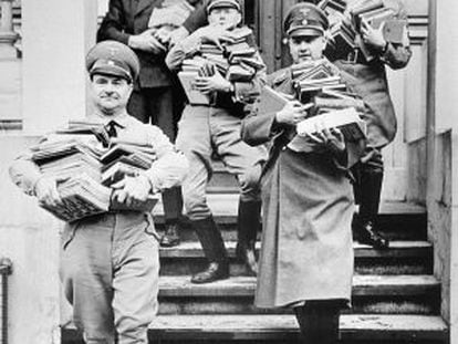 Miembros del partido nazi en la confiscación de libros en Hamburgo, en 1933.