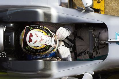 Lewis Hamilton se ajusta el casco antes de saltar al circuito.