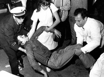 El estudiante Benno Ohnesorg, poco después de ser abatido por un policía durante una protesta en Berlín contra la visita del sah<b><i></b></i> de Persia, el 2 de junio de 1976.