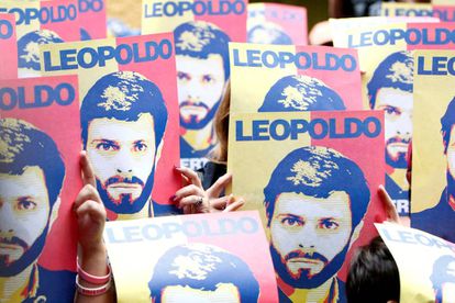 Seguidores de Leopoldo López esperan la aparición de líder tras su liberación.