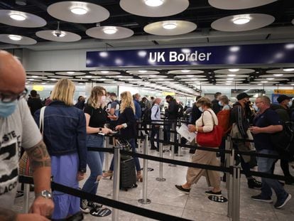 Colas de acceso al control de fronteras en el aeropuerto londinense de Heathrow.