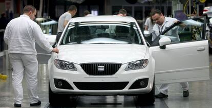Varios operarios de la factoría automovilística Seat trabajan en la cadena de montaje. EFE/Archivo