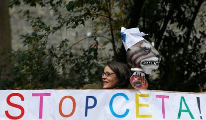 Una mujer protesta contra el CETA frente al parlamento de la regi&oacute;n valona de Namur, este viernes.