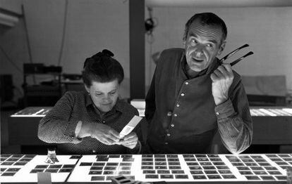 Ray y Charles Eames, escogiendo diapositivas para una exposici&oacute;n, en 1968.