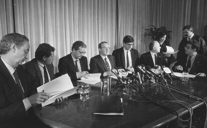 Firma del Pacto de Ajuria Enea el 12 de enero de 1988 entre todos los partidos vascos para luchar contra el terrorismo de ETA. Desde la izquierda Alfredo Marco Tabar (CDS), Iñaki Oliveri (EA), Txiki Benegas (PSOE), el lehendakari José Antonio Ardanza (PNV), Kepa Aulestia (EE), Xabier Arzalluz (PNV) y Julen Guimón (AP).
