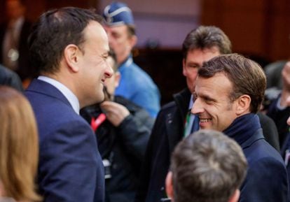 El primer ministro irlandés, Leo Varadkar, y el presidente francés, Emmanuel Macron, se saludan al finalizar la cumbre europea.