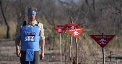 El principe Harry camina por un campo minado durante una visita para ver el trabajo de la organización benéfica de limpieza de minas terrestres Halo Trust.