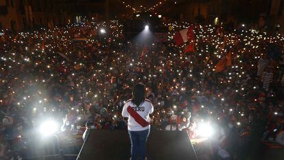 Keiko Fujimori durante una nueva manifestación de sus seguidores en Lima (Perú) el domingo 26 de junio, para denunciar, sin pruebas, que hubo "fraude" en las elecciones presidenciales.