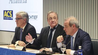 El consejero delegado de Atlantia, Giovanni Castelluci, junto a los presidentes de ACS y Hochtief, Florentino Pérez y Marcelino Fernández Verdes.