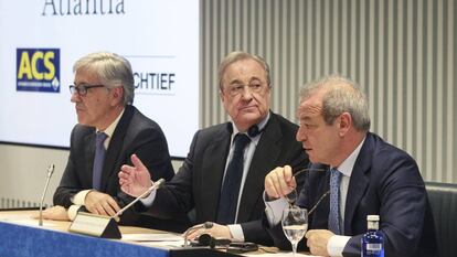 El consejero delegado de Atlantia, Giovanni Castelluci, junto a los presidentes de ACS y Hochtief, Florentino Pérez y Marcelino Fernández Verdes.