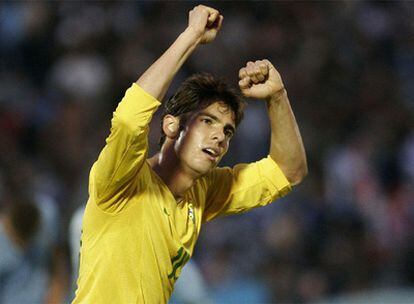 Kaká celebra su gol, el cuarto de la selección brasileña.