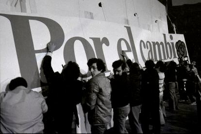 Montaje del escenario del mitin del PSOE en Ávila durante la campaña electoral, el 24 de octubre de 1982.