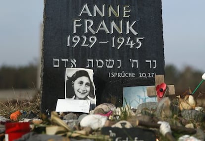 Monumento a Ana y Margot Frank en Bergen-Belsen.