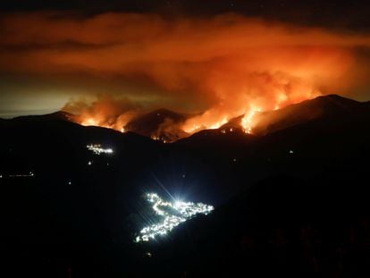 Incendio forestal, durante la madrugada, en la Sierra Bermeja, cerca de las localidades de Genalguacil (a la izquierda) y Benarrabá (abajo).