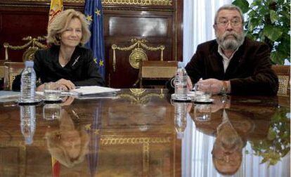 La vicepresidenta y ministra de Economía, Elena Salgado, durante su reunión con el líder de UGT, Cándido Méndez.