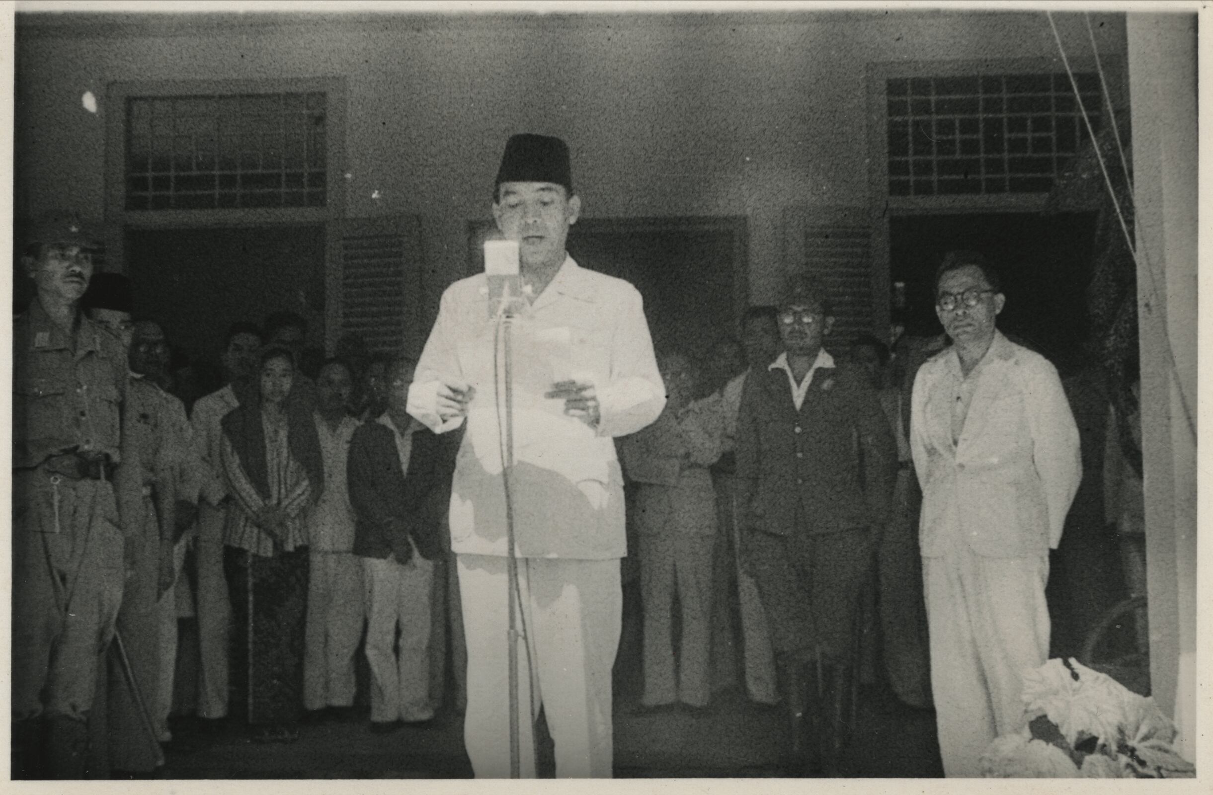 Proclamación de la independencia de Indonesia el 17 de agosto de 1945.