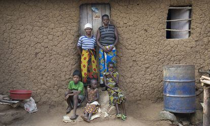 Verónica (a la izquierda) y Rehema Nyagonchera, con sus tres hijos, conforman una unión nyumba ntobhu en Tanzania. 