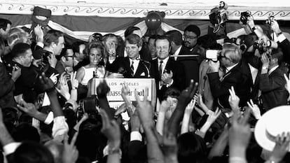 El senador Robert Kennedy en lo que sería su último mitin. El político fue asesinado minutos después de este acto en el hotel Ambassador.
