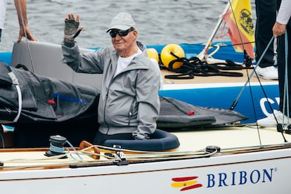Juan Carlos I, a bordo del Bribón, en una regata en Sanxenxo.