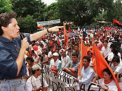 Dora María Téllez, durante un acto político en Managua, en 1999.