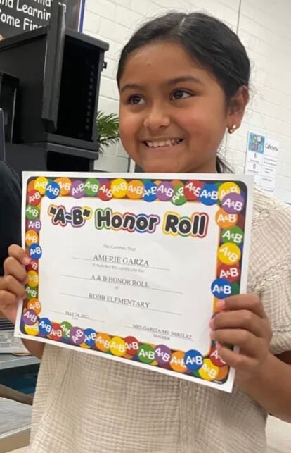 Amerie Jo Garza, 9 anos. Fotografada pouco antes do massacre, a menina sorri ao mostrar para a câmera um diploma que recebeu naquela manhã.