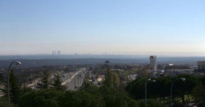 La ciudad de Madrid y su franja de contaminación a las 12 de la mañana vista desde el municipio de Torrelodones.