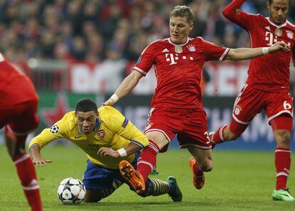 Oxlade-Chamberlain y Schweinsteiger luchan en una acción durante el partido de vuelta de los octavos de final de la Champions entre el Bayern de Múnich y el Arsenal.
