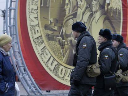 Miembros de la polic&iacute;a rusa patrullan los alrededores del Kremlin ante la convocatoria de las protestas ma&ntilde;ana.