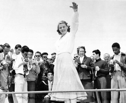 El 16 de mayo de 1956, Ingrid Bergman es fotografiada desde todos los lados por una multitud de fotógrafos en el Festival de Cannes.